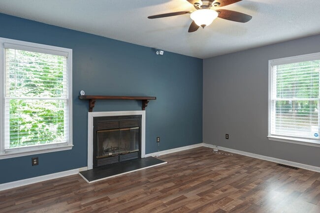 Building Photo - 3 Bed 2 Bath near Lake Jeanette