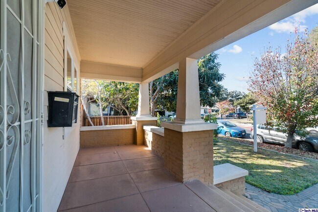 Building Photo - 666 W Lexington Dr