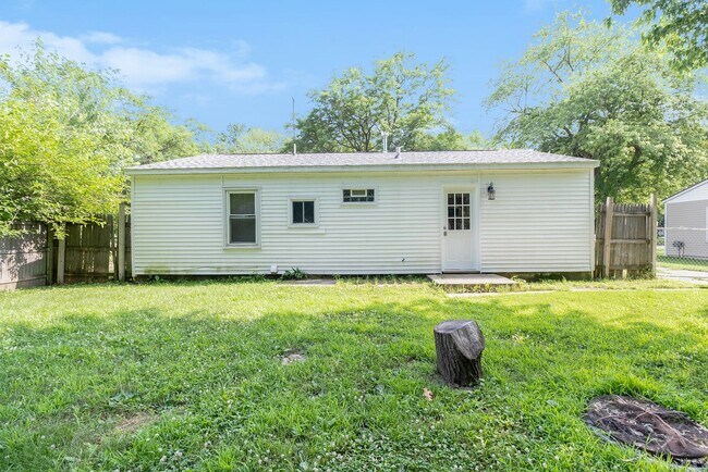 Building Photo - Contemporary, remodeled 920sqft., 3-bedroom, 1-bath single-family ranch with yard