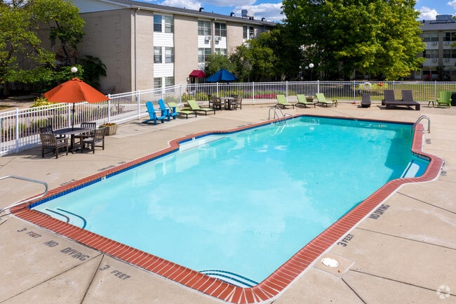 Swimming Pool - Village on the Park