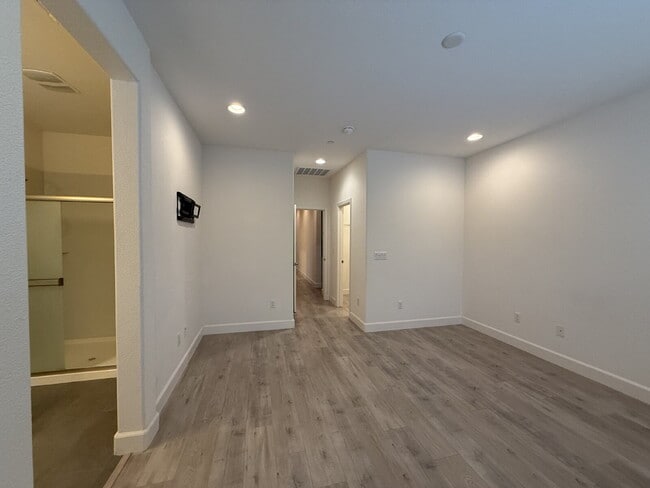 Building Photo - Modern 4-bedroom 3-bath available in Elk Grove