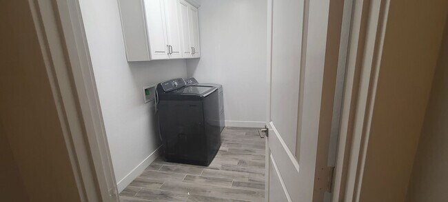 Building Photo - 4 Bedroom 3 Bathroom Upgrade Model Home