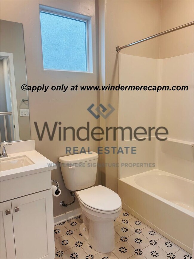 Building Photo - Modern Living in the heart of McKinley Village!