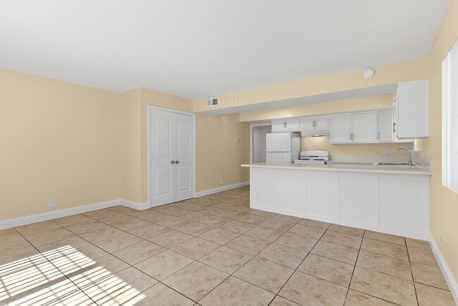 Building Photo - 1022 El Camino Dr