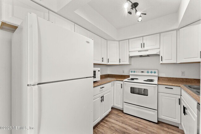 Building Photo - 1601 Challenger Ct W
