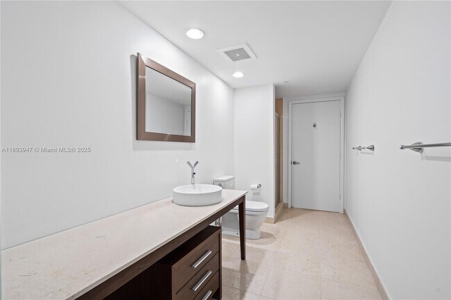 Building Photo - 495 Brickell Ave