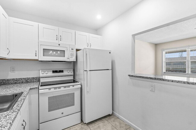 Building Photo - 52 Kingswood E