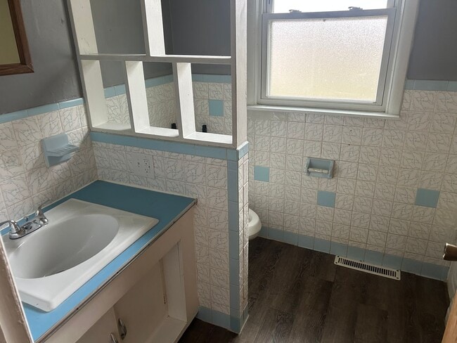 Building Photo - 2 Bedroom House