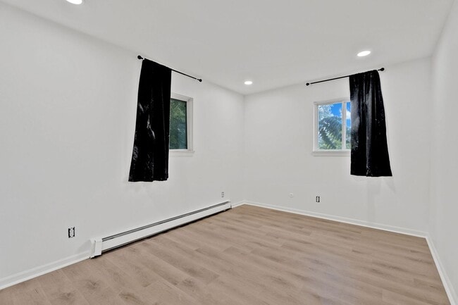 Building Photo - APARTMENT FOR LEASE - 2BD 1BTH NEWLY RENOVATED