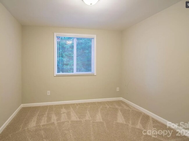 Building Photo - 3 Bedroom Townhome in Charlotte Near UNCC