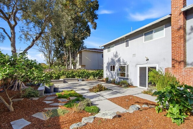 Building Photo - 6137 Banner Dr