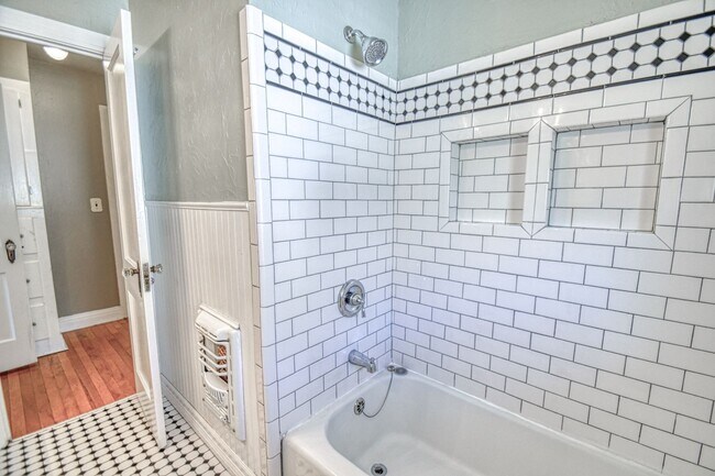 Building Photo - Charming Campus Home!