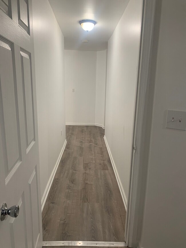 Building Photo - 2 Hollowbrook Plz