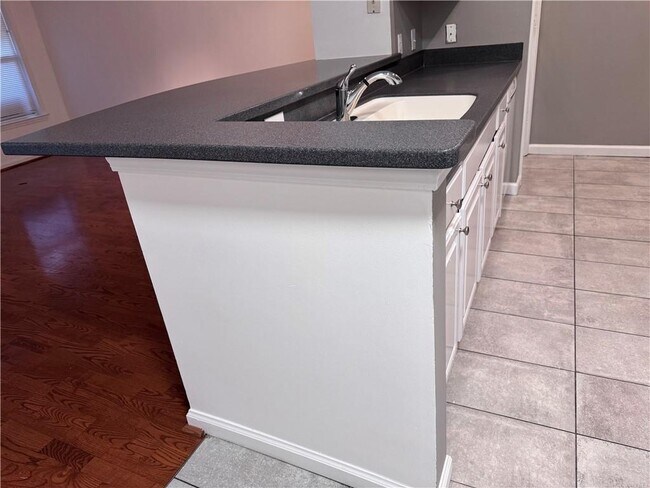 Building Photo - 955 Juniper St NE