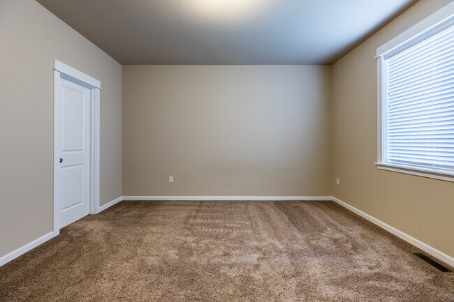 Building Photo - 35611 Valley View Dr