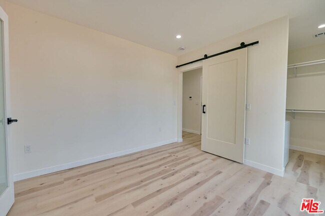 Building Photo - 843 Westbourne Dr