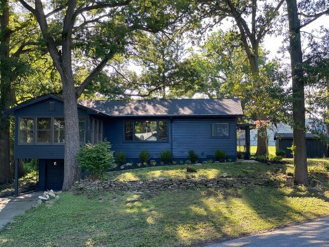 Building Photo - 9 Lake Grove Club