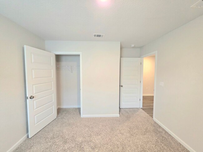 Building Photo - 4-Bedroom Home - Woodlands