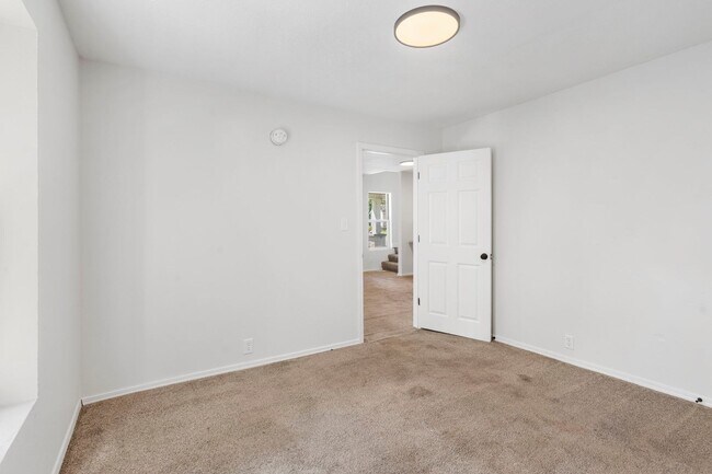 Building Photo - 3 bedroom | 2 bathroom | PETS WELCOME!
