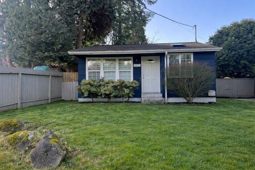 Building Photo - Darling three bedroom in Haller Lake!