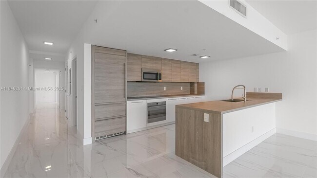Building Photo - 400 Sunny Isles Blvd