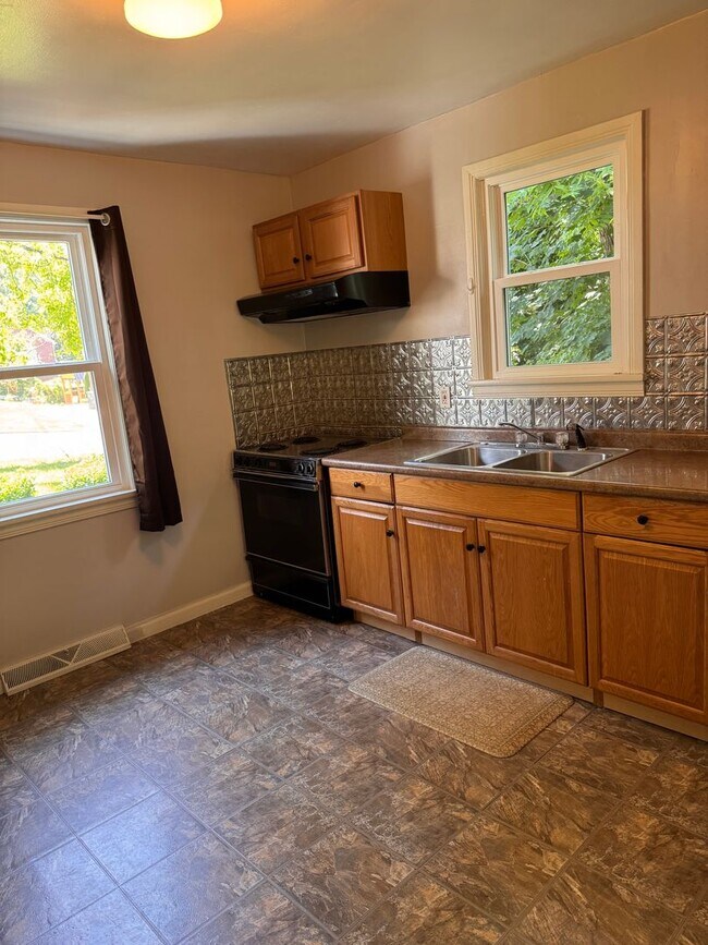 Building Photo - 613 Westview Dr