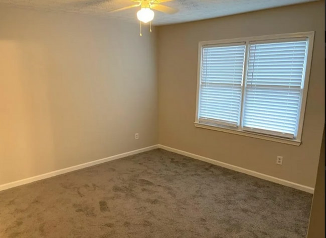 Building Photo - 2 bed 2.5 bath in Stockbridge!