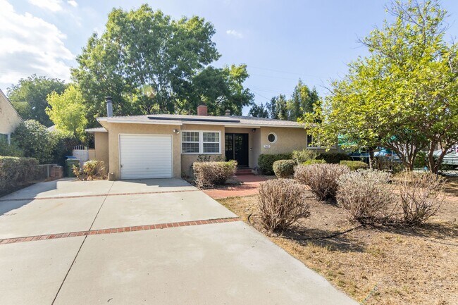 Building Photo - Spacious 3 Bedroom / 2 Bathroom Home in La...
