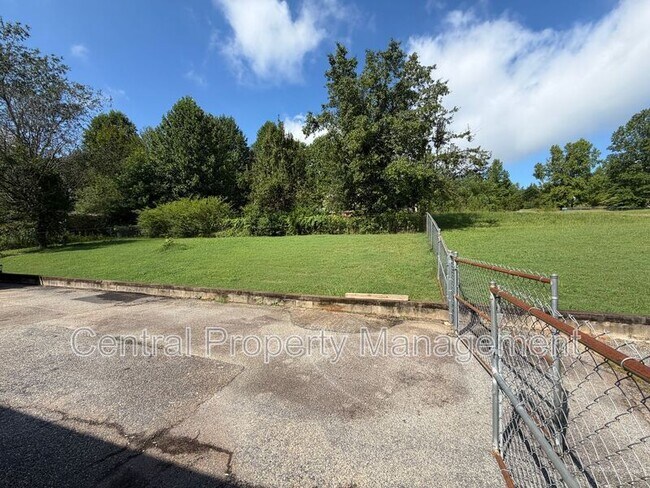 Building Photo - 167 Enon Church Rd