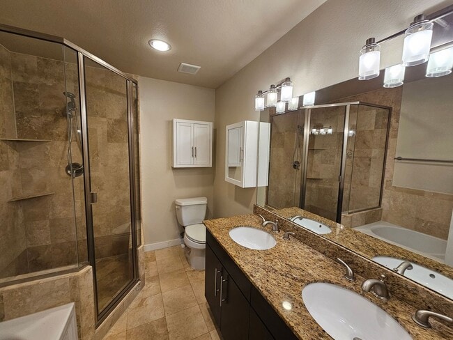 Building Photo - 2-bedroom, 2-bath condo in Gated community...