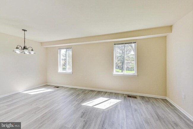 Building Photo - 906 West Side Dr