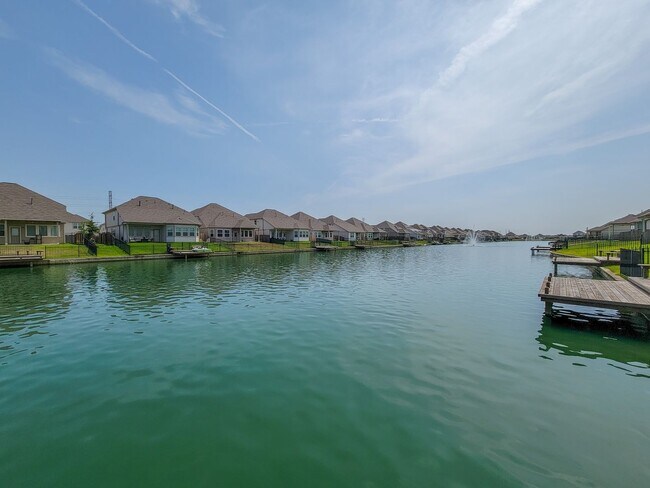 Building Photo - THIS THREE BED, FOUR BATH, CANAL FRONT HOM...