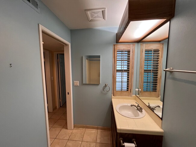 Building Photo - Mission Beach, 2 bedroom, 2 bathroom, with New Carpet, Parking, Laundry, Patio (807 Nantasket Ct....
