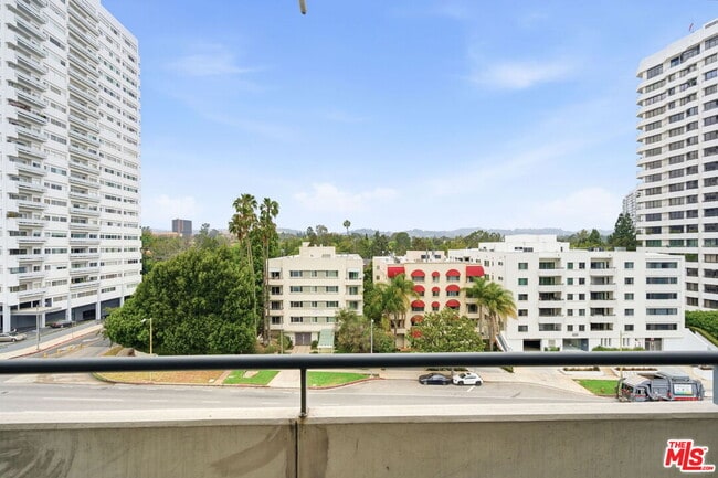 Building Photo - 10660 Wilshire Blvd