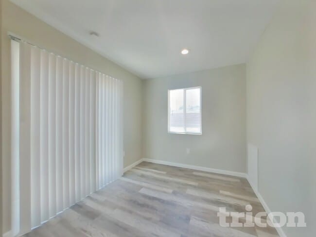 Building Photo - 1126 W Ovington St