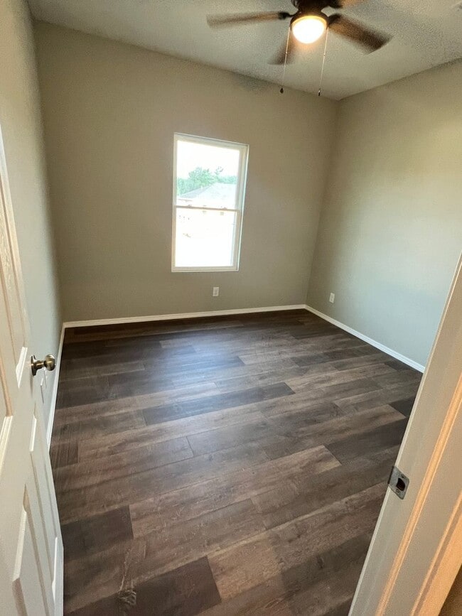 Building Photo - 3 bedroom 2 bath 2 car garage Bolivar MO