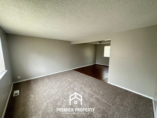 Building Photo - Spacious 4BR Home w/ Fireplace, Covered Patio & Fenced Yard