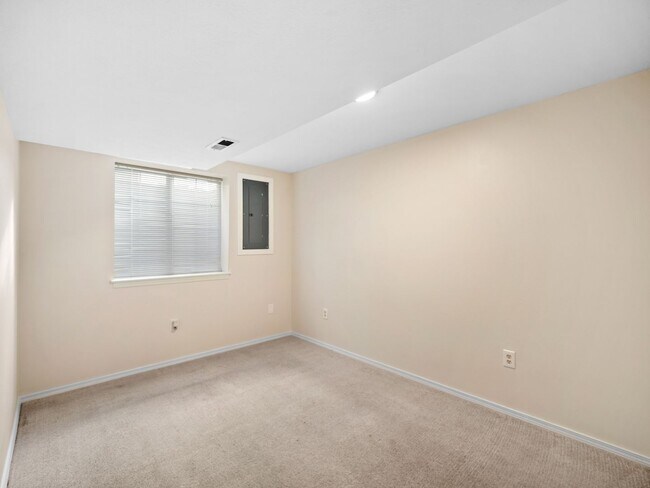 Building Photo - Spacious Home with Fenced Yard & Garage – ...