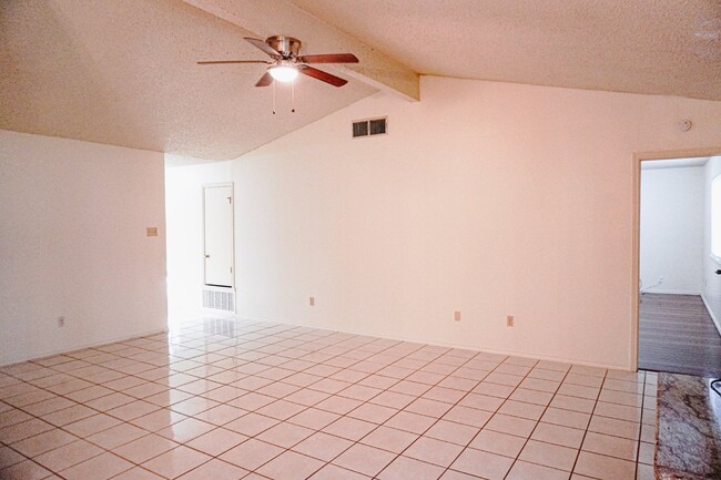 Building Photo - Universal City 3 Bedroom, 2 Bath, Single S...