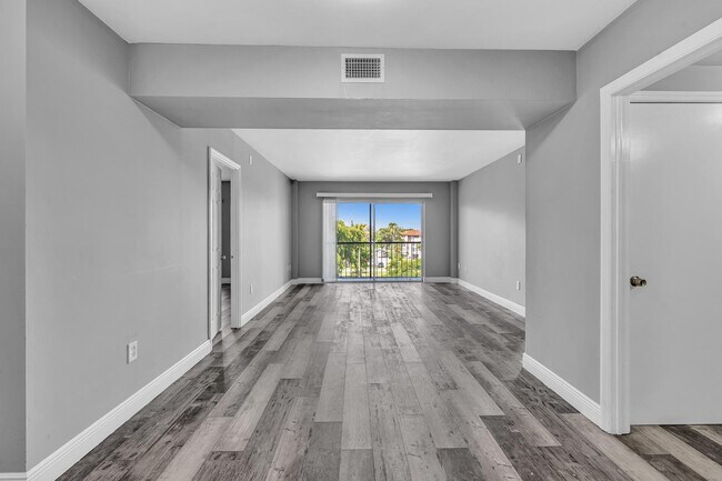 Building Photo - 4158 Inverrary Dr