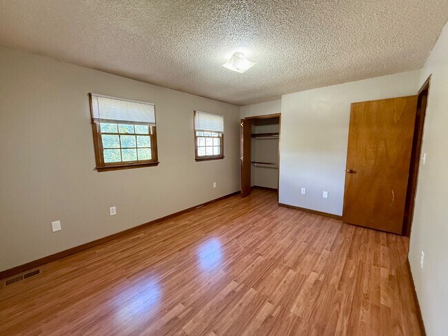 Building Photo - 153 Oakcrest Cir