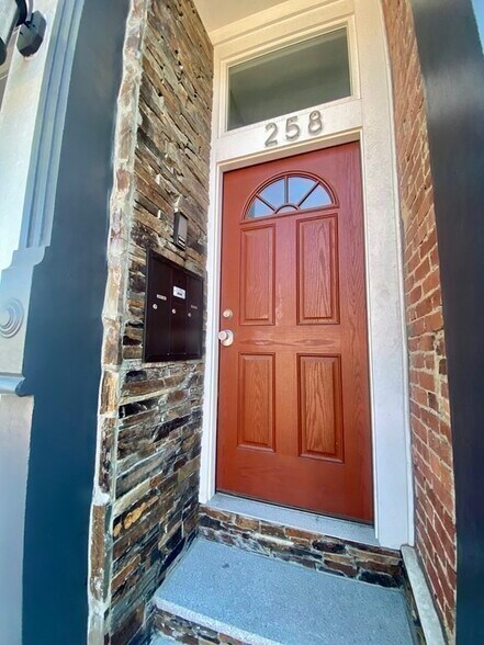 Building Photo - 258 W Broadway