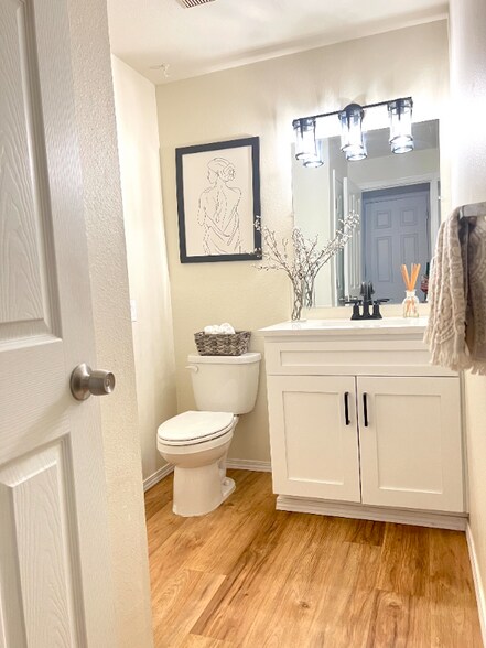 Building Photo - 10022 Farwest Dr SW