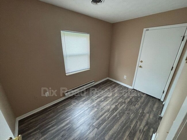 Building Photo - 1080 Azel Ave