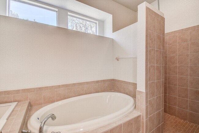 Building Photo - Beautiful 4/3/3 on a private 1 acre lot.