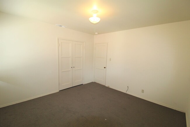 Building Photo - Quaint Home in Desirable Midtown Neighborhood!