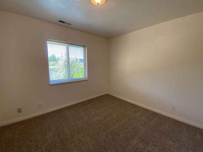Building Photo - Charming Veneta Home!