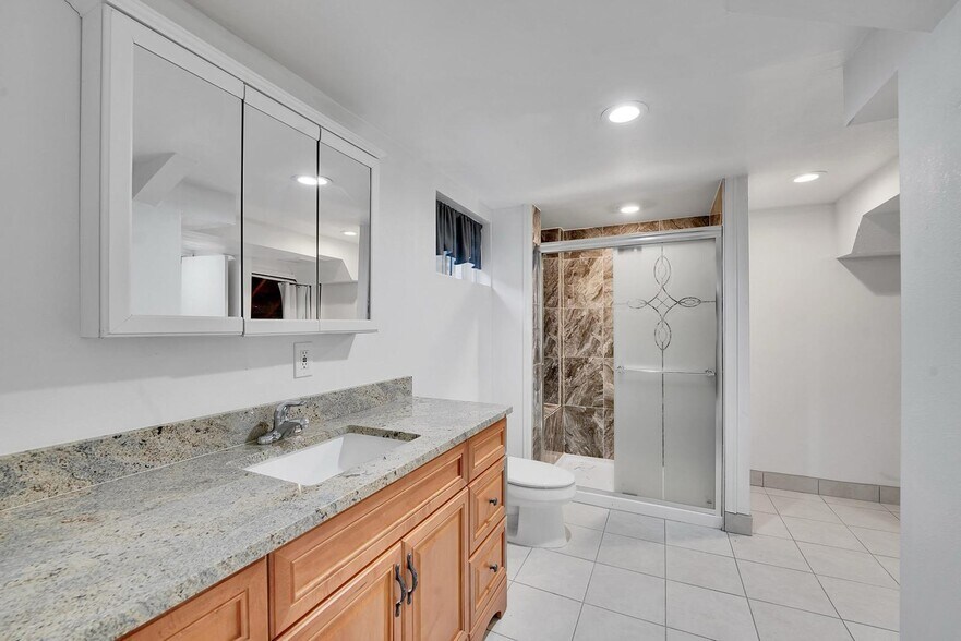 Building Photo - 7303 E Mercer Pl