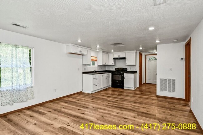 Building Photo - 2518 N Weller Ave