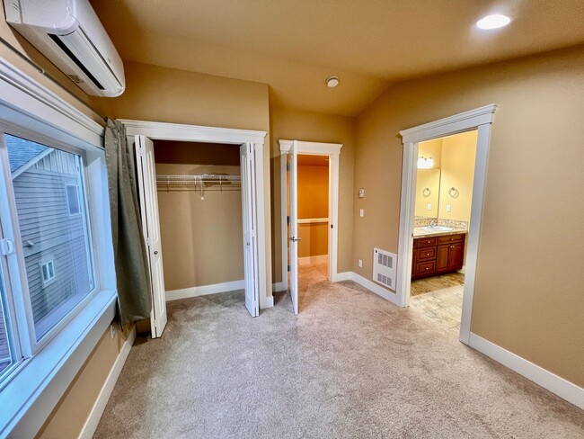 Building Photo - Spacious Greenwood townhouse - Available now!